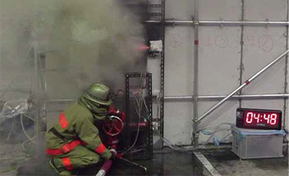 Ă鎺ɑ΂ʓIȕ@̌؁@Study on Effective Water Discharge Methods to Prevent the Spread of Indoor Fires